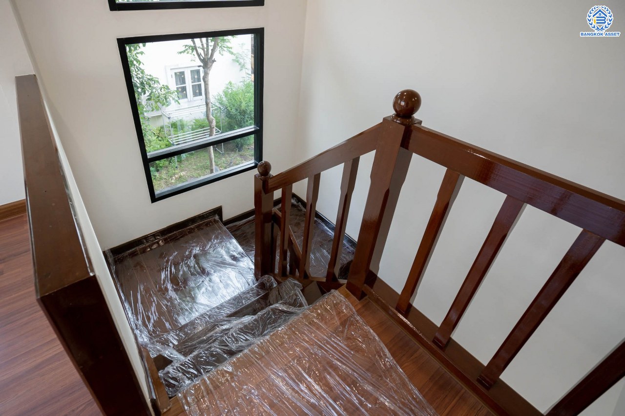 บ้านมือสองตกแต่งใหม่ โครงการ ชวนชื่น ปิ่นเกล้า บนเนื้อที่ 76.9 ตร.ว. พื้นที่ใช้สอยมากถึง 212.5 ตร.ม. ฟังก์ชันจัดเต็ม 3 ห้องนอน 3 ห้องน้ำ จอดรถได้ถึง 2 คัน พร้อมทั้งเปลี่ยนระบบสุขาภิบาลให้ใหม่ พร้อมเข้าอยู่ทันที บนทำเลศักยภาพ เชื่อมต่อหลายเส้นทาง ใกล้จุดขึ้นทางด่วน "ศรีรัช" และรถไฟฟ้าสายสีแดง "สถานีตลิ่งชัน"